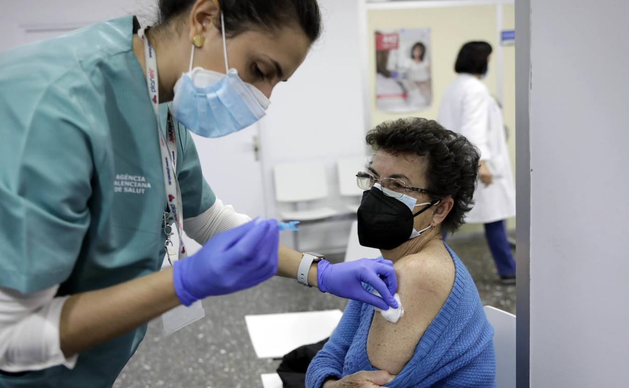 Personal sanitario administra una dosis de la vacuna en un centro de salud valenciano.