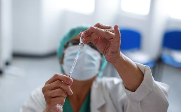 Una sanitaria prepara una vacuna contra el Covid