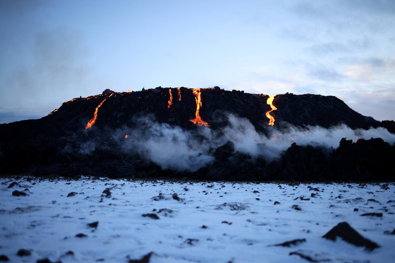 El volcán de la península de Reykjanes, a unos 30 kilómetros al suroeste de la capital del país, Reikiavik, ha entrado en erupción y se ha convertido desde entonces en toda una atracción turística, atrayendo a miles de visitantes.