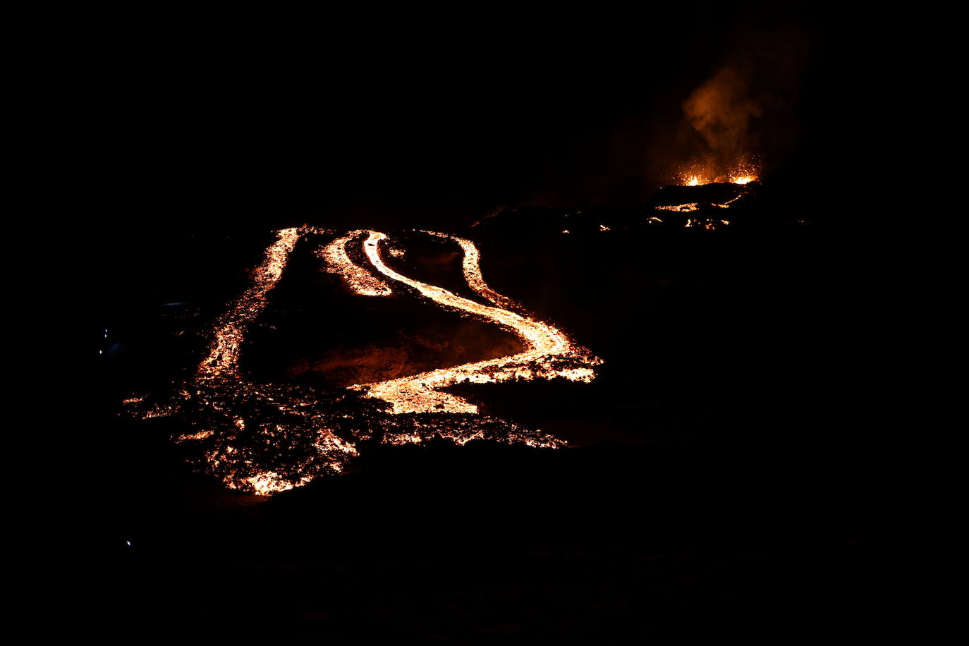 El volcán de la península de Reykjanes, a unos 30 kilómetros al suroeste de la capital del país, Reikiavik, ha entrado en erupción y se ha convertido desde entonces en toda una atracción turística, atrayendo a miles de visitantes.