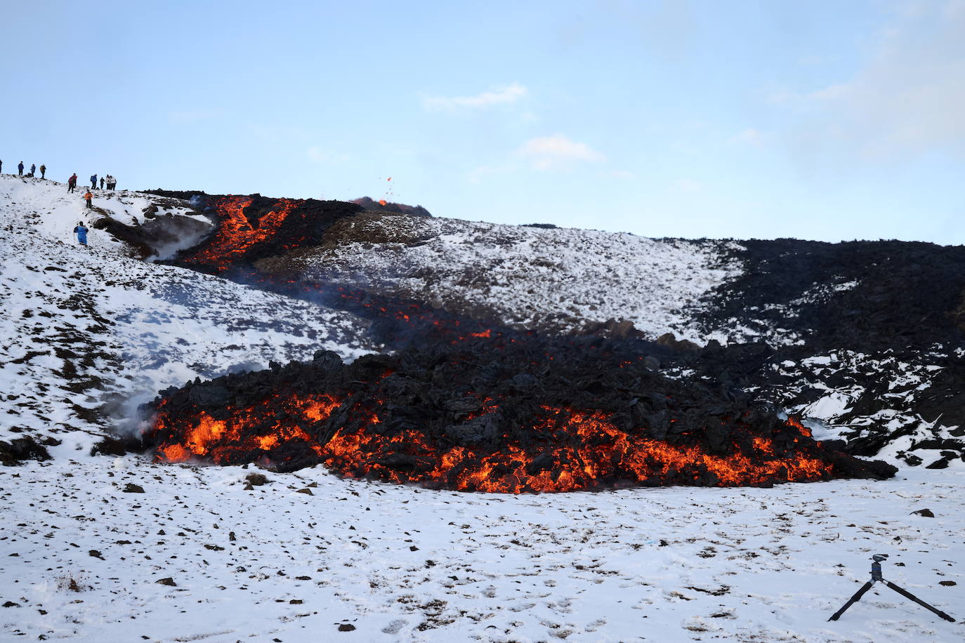 El volcán de la península de Reykjanes, a unos 30 kilómetros al suroeste de la capital del país, Reikiavik, ha entrado en erupción y se ha convertido desde entonces en toda una atracción turística, atrayendo a miles de visitantes.