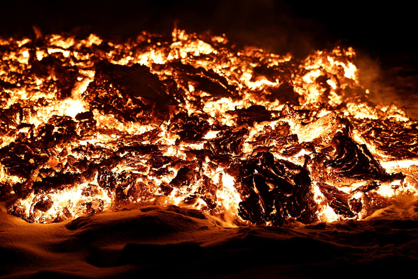 El volcán de la península de Reykjanes, a unos 30 kilómetros al suroeste de la capital del país, Reikiavik, ha entrado en erupción y se ha convertido desde entonces en toda una atracción turística, atrayendo a miles de visitantes.