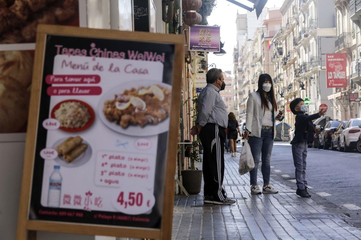 La calle Pelayo en Valencia, donde están establecidos los comercios chinos. i. Marsilla