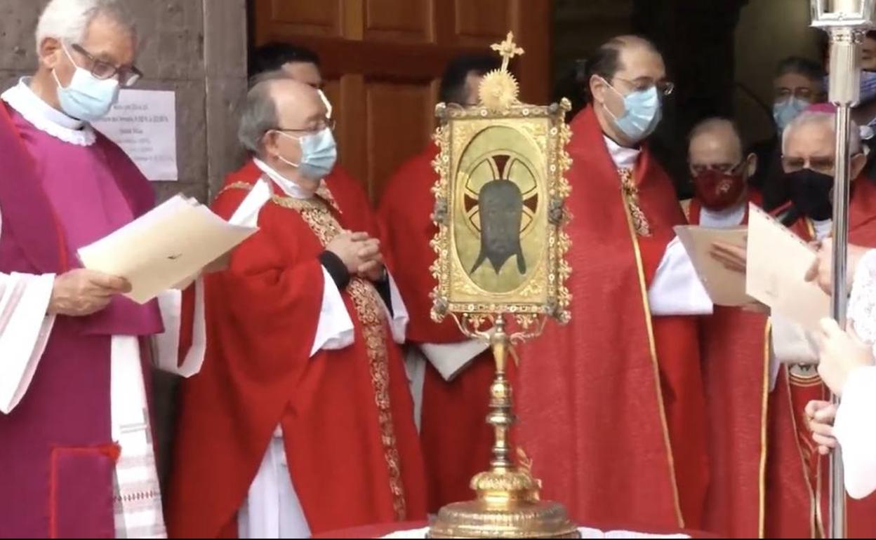 Bendición de la Santa Faz a las puertas del monasterio esta misma mañana. 