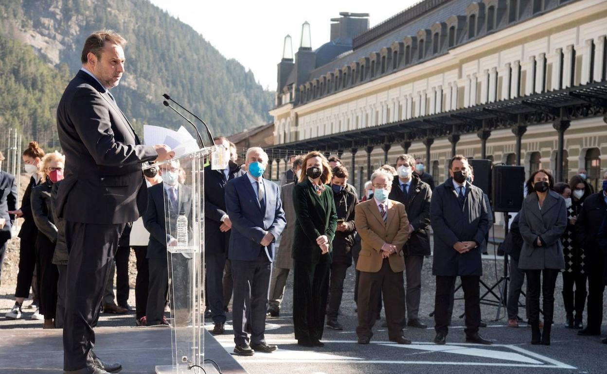 Ábalos en un acto ayer en la estación de Canfranc. 