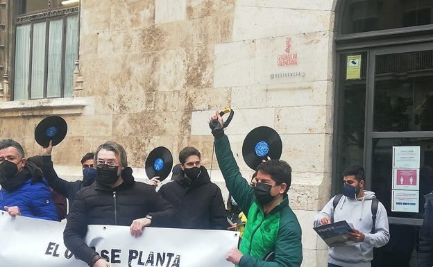 Un momento de la protesta ante el Palau esta mañana. 