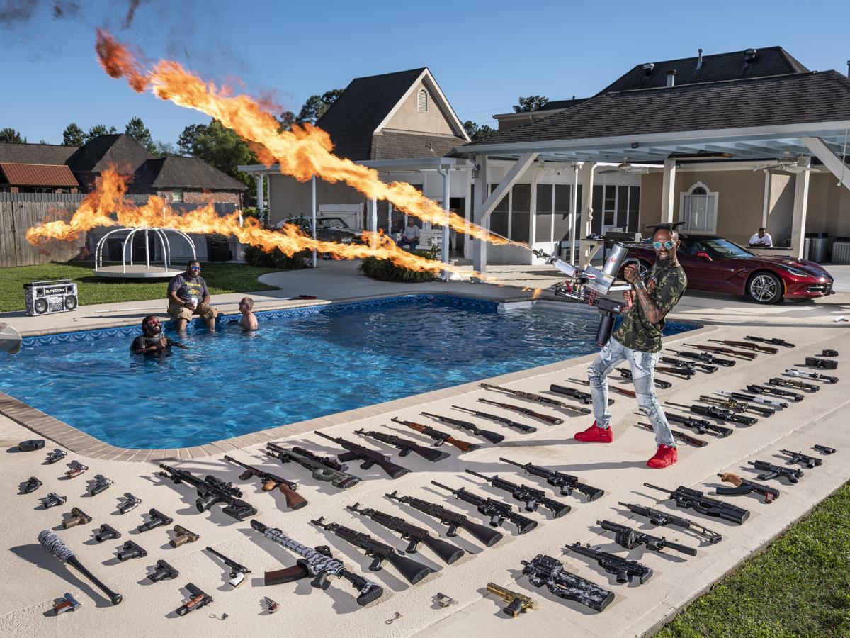 Retratos, mejor reportaje gráfico. Torrell Jasper, rodeado de amigos en la piscina, armas y en su casa de Luisiana (EE UU) dispara un lanzallamas a modo de divertimento. 