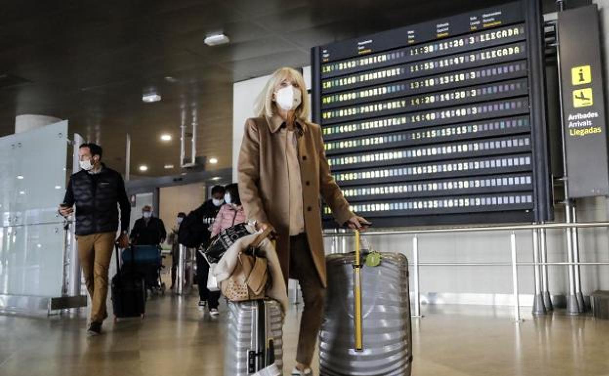 Llegada de turistas al aeropuerto de Manises. 