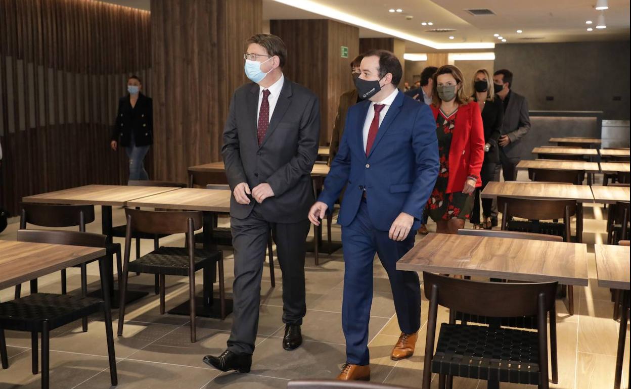 Ximo Puig en el hotel Senator de Gandia acompañado del CEO de la cadena hotelera, Daniel Rossell. 