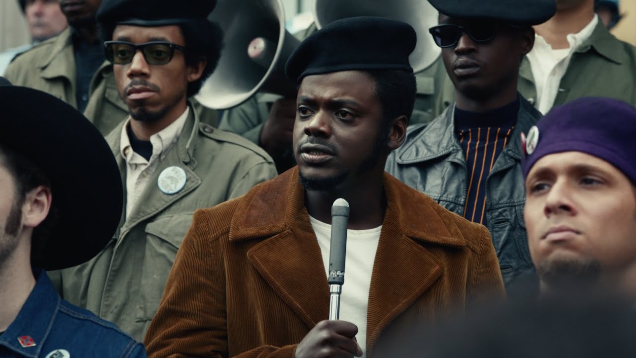 Nominada a 6 Oscars. Judas y el Mesías Negro es una película dramática biográfica estadounidense de 2021 sobre los sucesos que llevaron a la traición de Fred Hampton (interpretado por Daniel Kaluuya), presidente de la sección de Illinois del Partido Pantera Negra en Chicago a fines de la década de 1960, a manos de William O'Neal (interpretado por Lakeith Stanfield), informante del FBI. Es la historia real que gira en torno a Bill, un delincuente que se dedica a robar coches y al que, tras ser detenido, el FBI le propone la absolución de sus delitos si coopera con ellos infiltrándose en el partido «Panteras Negras».