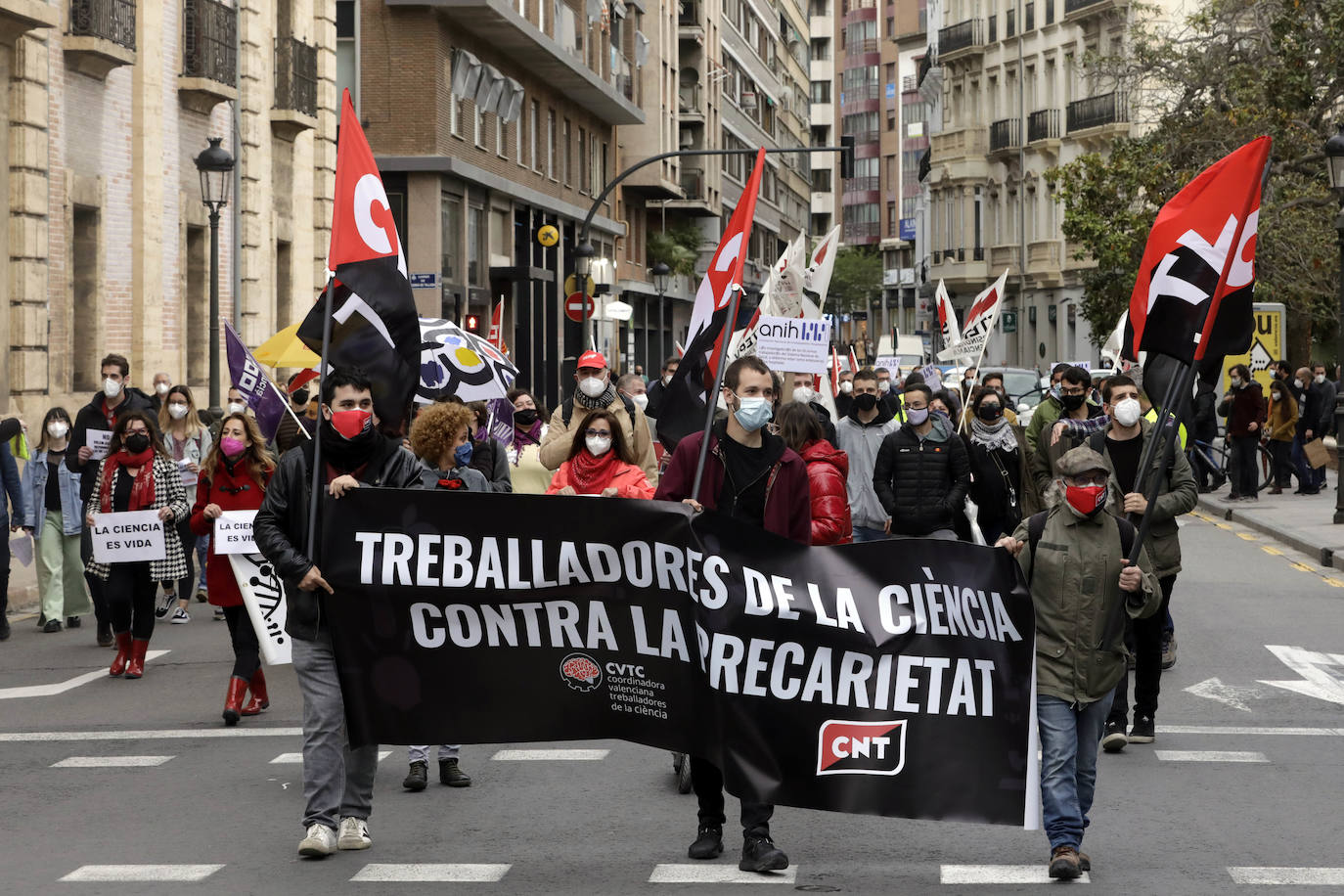 Investigadores y trabajadores del sector científico se han concentrado en la plaza del Parterre de Valencia contra la reforma de la Ley de Ciencia, este jueves 15 de abril. Promovida por la Coordinadora Marea Roja de la Investigación, la movilización se realiza en protesta de Ley 14/2011, de la Ciencia, la Tecnología y la Innovación, después de que el Gobierno aprobara el inicio de los trámites para la aprobación de la nueva norma. En ella toma forma la polémica figura contractual 'tenure track'. en una contratación fija sujeta a evaluación externa que desde el sector se toma como un paso atrás.