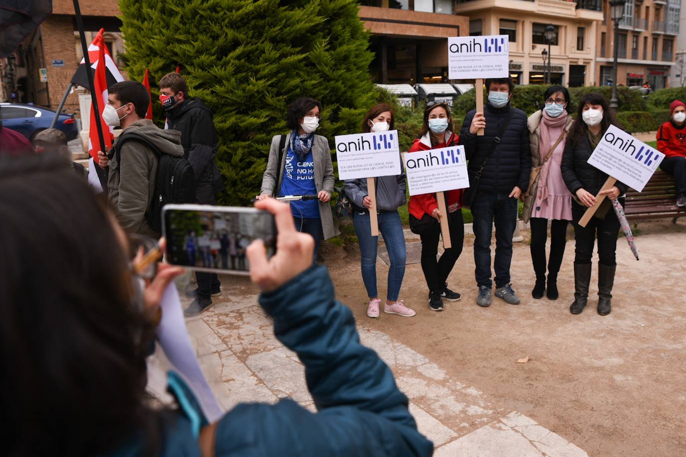 Investigadores y trabajadores del sector científico se han concentrado en la plaza del Parterre de Valencia contra la reforma de la Ley de Ciencia, este jueves 15 de abril. Promovida por la Coordinadora Marea Roja de la Investigación, la movilización se realiza en protesta de Ley 14/2011, de la Ciencia, la Tecnología y la Innovación, después de que el Gobierno aprobara el inicio de los trámites para la aprobación de la nueva norma. En ella toma forma la polémica figura contractual 'tenure track'. en una contratación fija sujeta a evaluación externa que desde el sector se toma como un paso atrás.