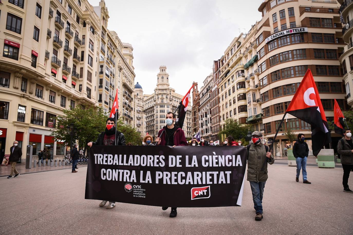 Investigadores y trabajadores del sector científico se han concentrado en la plaza del Parterre de Valencia contra la reforma de la Ley de Ciencia, este jueves 15 de abril. Promovida por la Coordinadora Marea Roja de la Investigación, la movilización se realiza en protesta de Ley 14/2011, de la Ciencia, la Tecnología y la Innovación, después de que el Gobierno aprobara el inicio de los trámites para la aprobación de la nueva norma. En ella toma forma la polémica figura contractual 'tenure track'. en una contratación fija sujeta a evaluación externa que desde el sector se toma como un paso atrás.