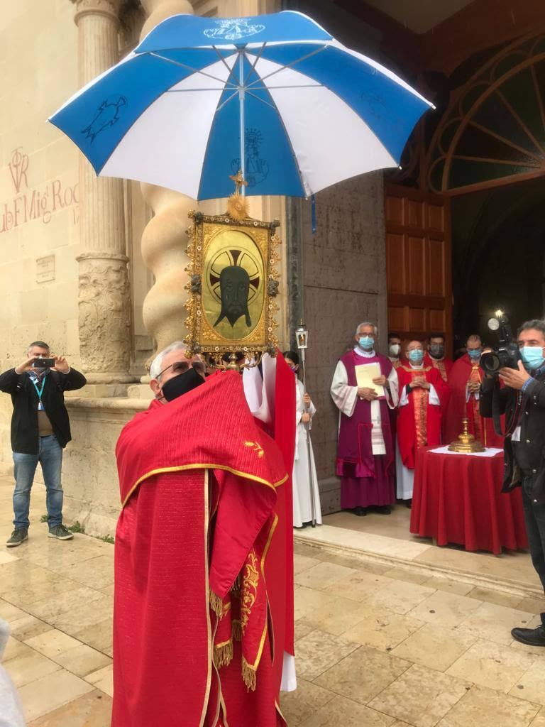 El obispo de Orihuela-Alicante, Jesús Murgui, bendice la Santa Faz desde la puerta del caserío. 