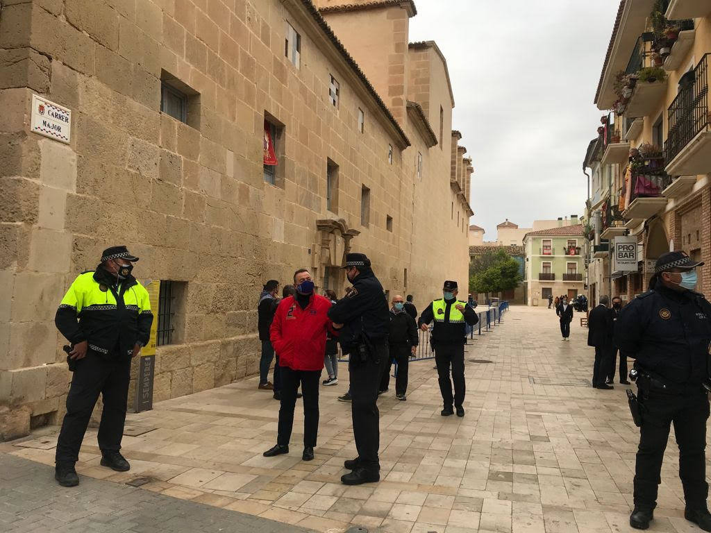 El obispo de Orihuela-Alicante, Jesús Murgui, bendice la Santa Faz desde la puerta del caserío. 