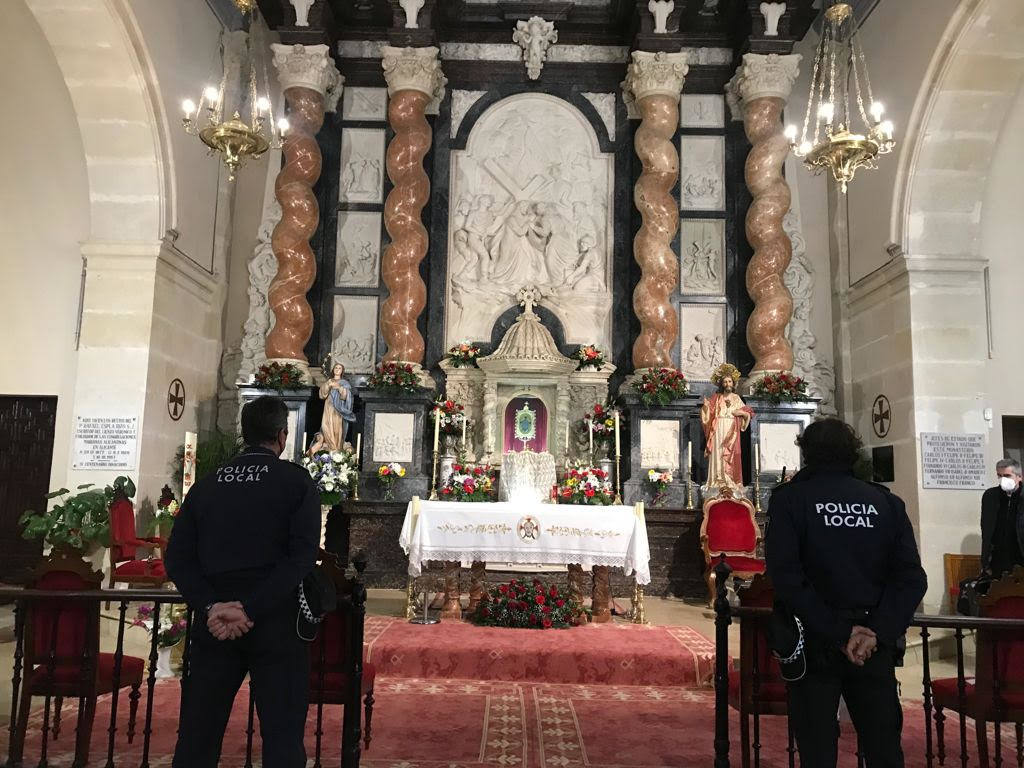 El obispo de Orihuela-Alicante, Jesús Murgui, bendice la Santa Faz desde la puerta del caserío. 