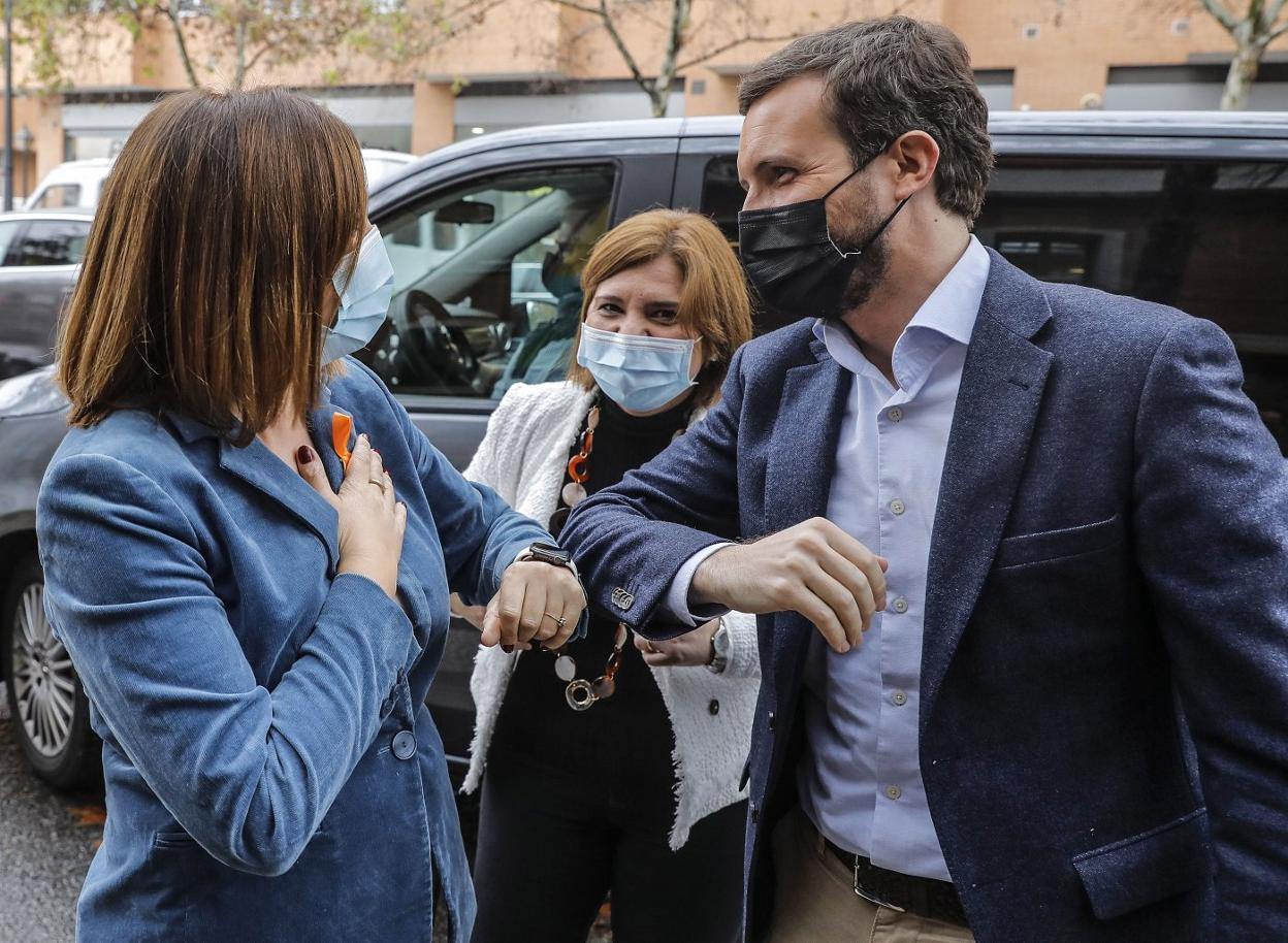 María José Catalá se saluda con Pablo Casado en presencia de Isabel Bonig. e. p./r. solsona