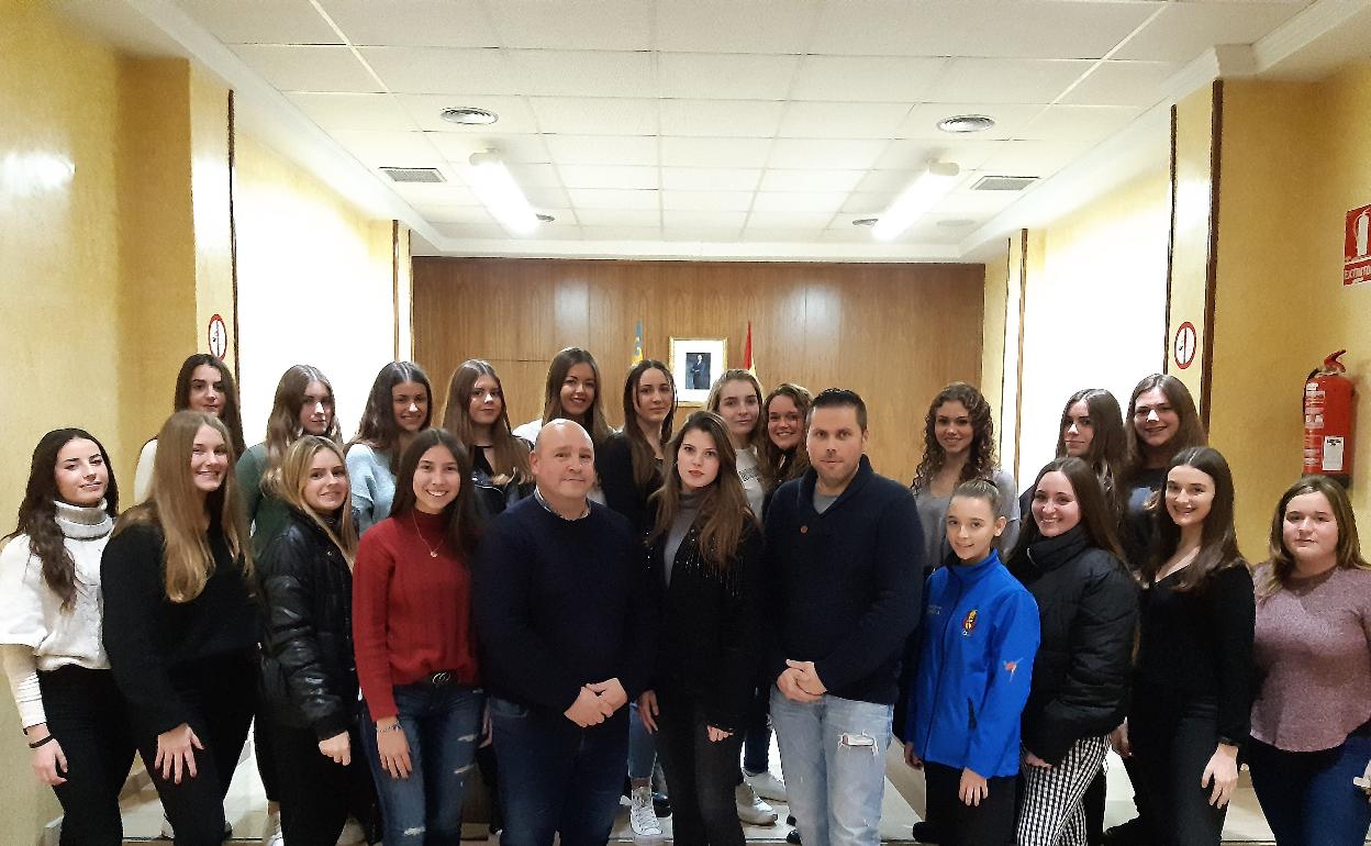 El alcalde de Turís con las festeras de 2020. 