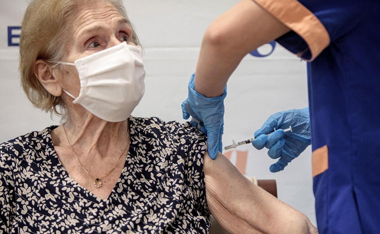 Una personas mayor durante su vacunación. 