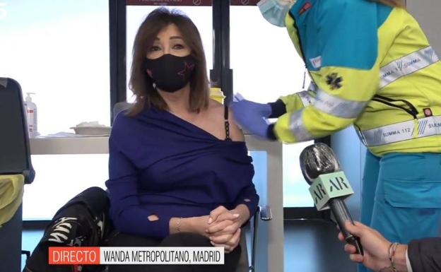 Ana Rosa se vacuna en directo: «Estoy feliz»