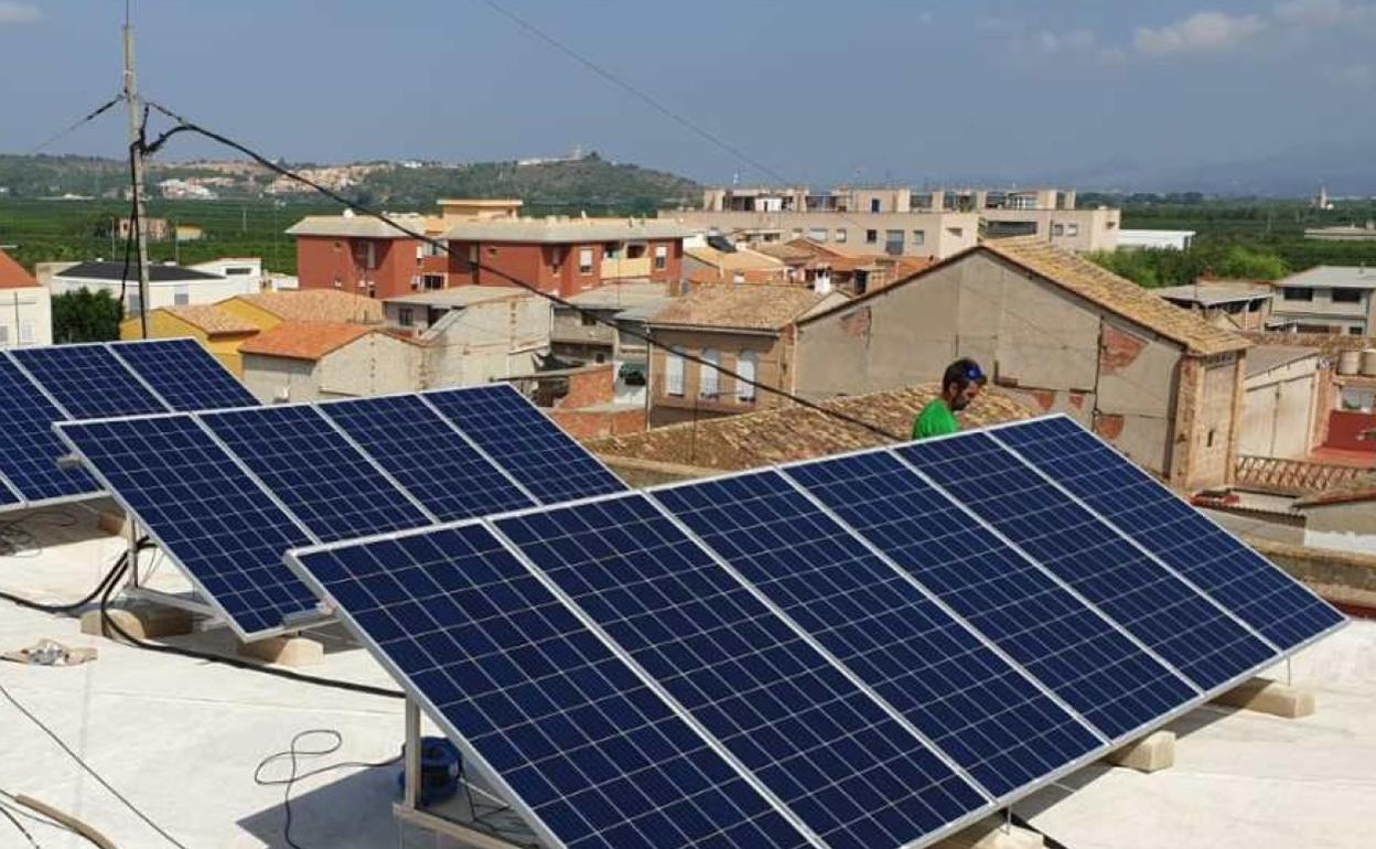 El consistorio invertirá más dinero en la instalación de placas para edificios públicos. 