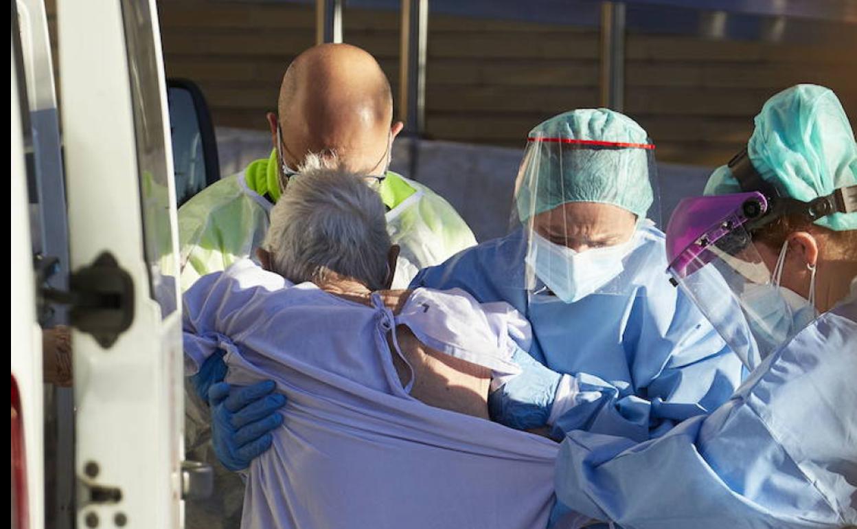 Paciente de coronavirus en una ambulancia. 