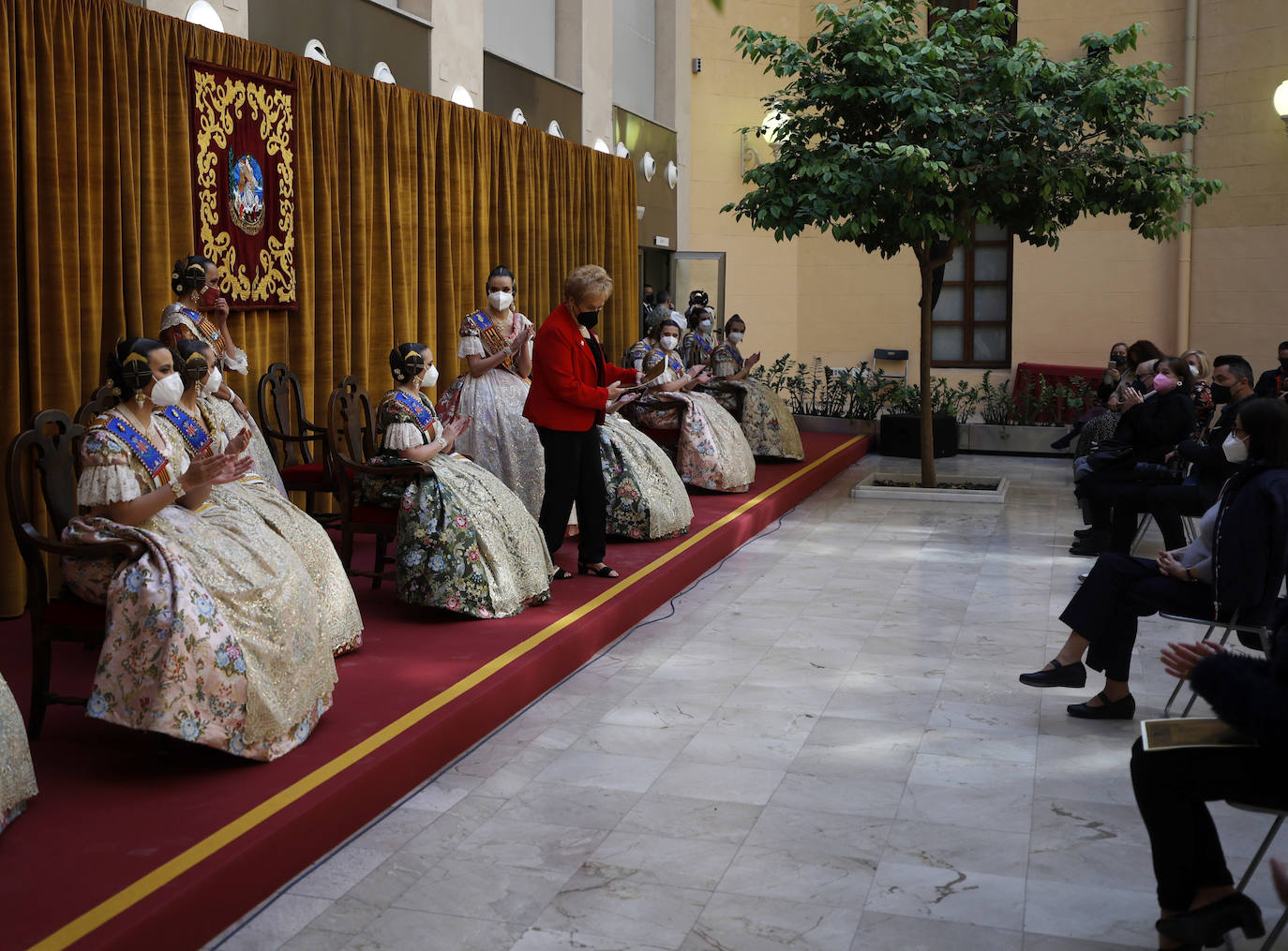 Las fallas han vuelto a entregar los distintivos de 'Bunyol d'or amb fulles de llorer i brillants' y el intercambio de fotografías entre falleras mayores. Fue en un acto que se repetirá este domingo en el Palacio de la Exposición. 