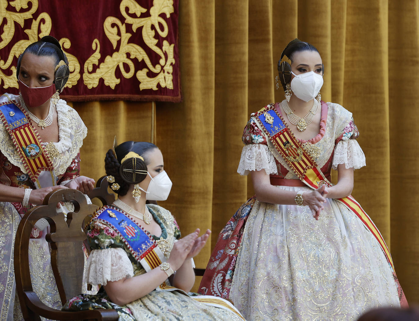 Las fallas han vuelto a entregar los distintivos de 'Bunyol d'or amb fulles de llorer i brillants' y el intercambio de fotografías entre falleras mayores. Fue en un acto que se repetirá este domingo en el Palacio de la Exposición. 