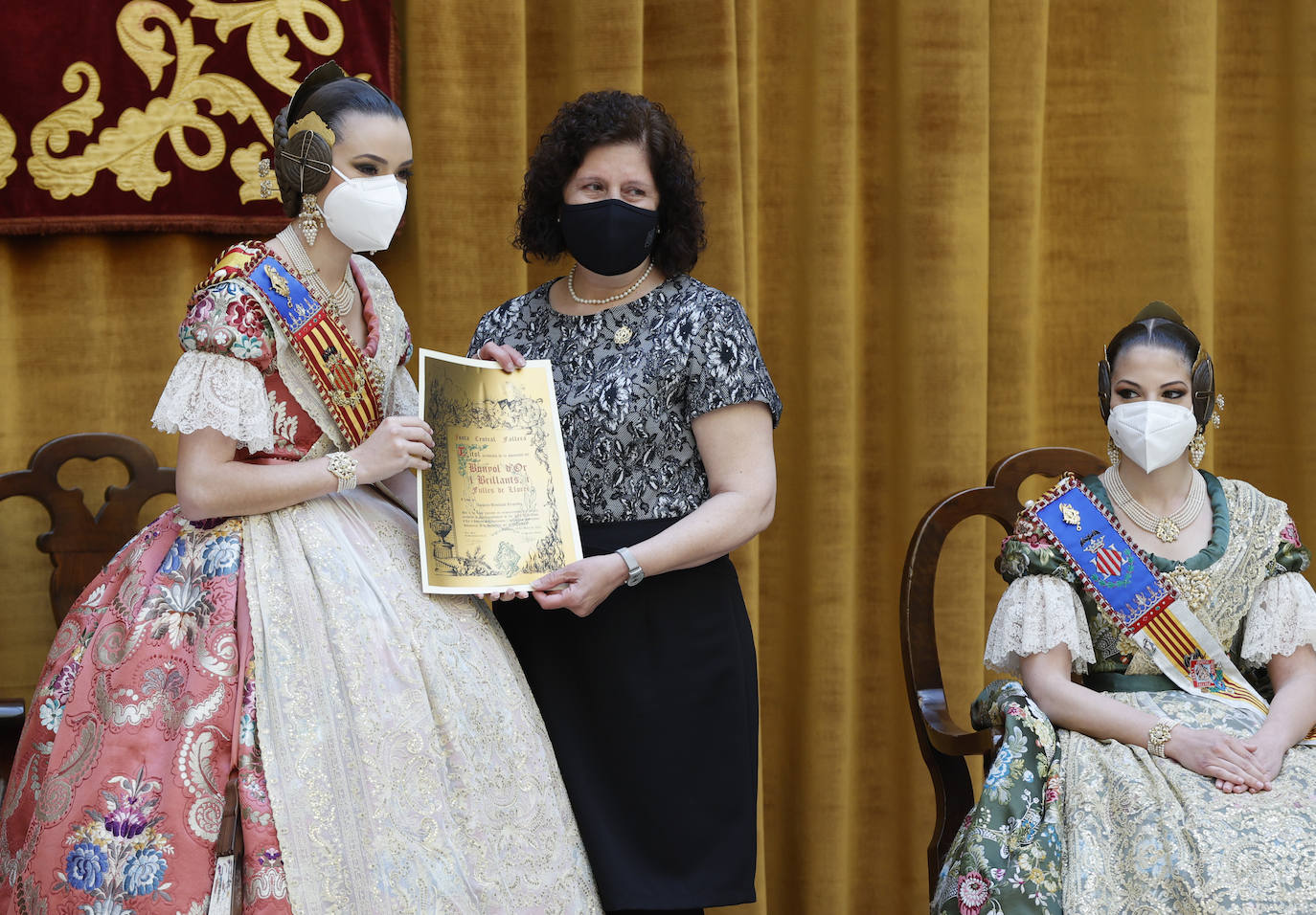 Las fallas han vuelto a entregar los distintivos de 'Bunyol d'or amb fulles de llorer i brillants' y el intercambio de fotografías entre falleras mayores. Fue en un acto que se repetirá este domingo en el Palacio de la Exposición. 