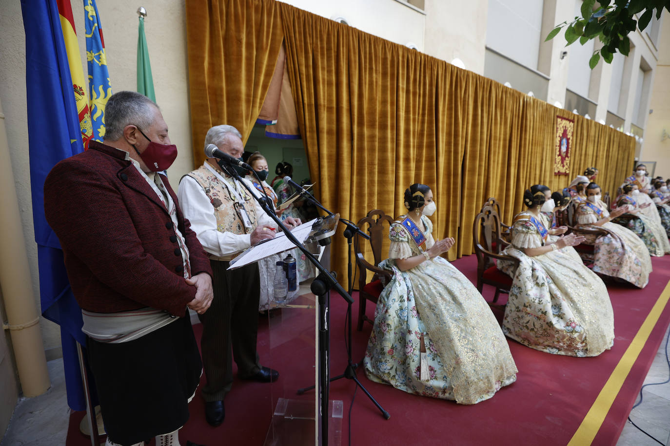 Las fallas han vuelto a entregar los distintivos de 'Bunyol d'or amb fulles de llorer i brillants' y el intercambio de fotografías entre falleras mayores. Fue en un acto que se repetirá este domingo en el Palacio de la Exposición. 