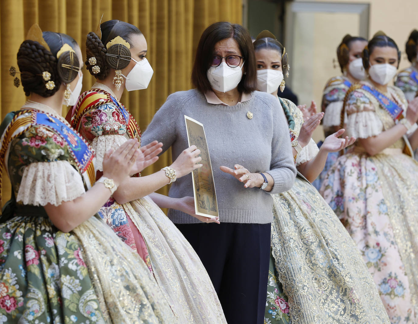 Las fallas han vuelto a entregar los distintivos de 'Bunyol d'or amb fulles de llorer i brillants' y el intercambio de fotografías entre falleras mayores. Fue en un acto que se repetirá este domingo en el Palacio de la Exposición. 