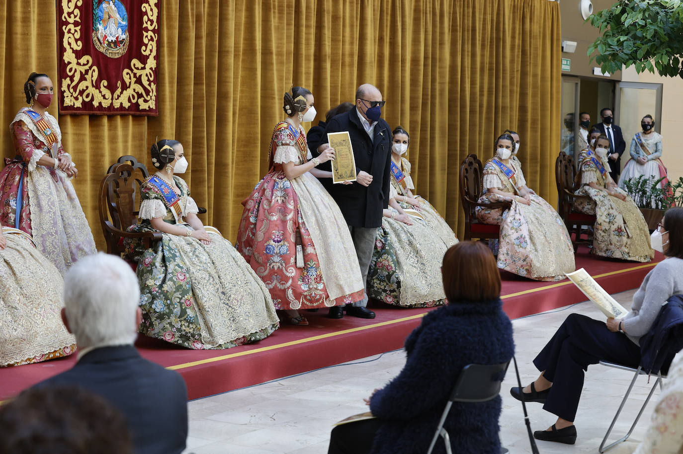 Las fallas han vuelto a entregar los distintivos de 'Bunyol d'or amb fulles de llorer i brillants' y el intercambio de fotografías entre falleras mayores. Fue en un acto que se repetirá este domingo en el Palacio de la Exposición. 