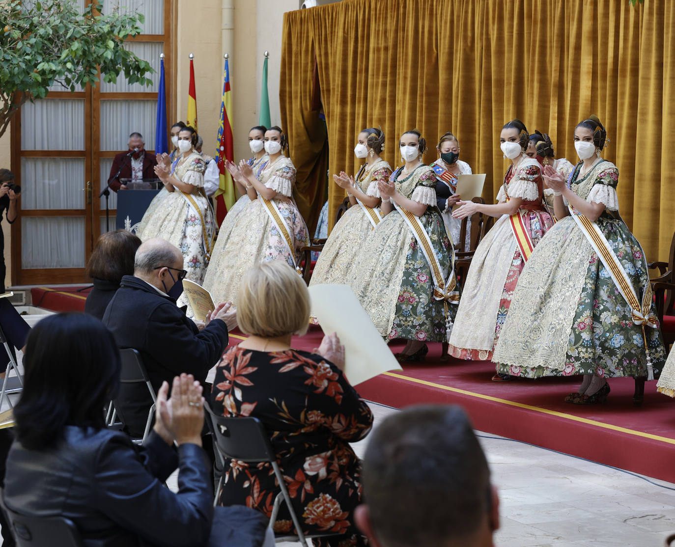 Las fallas han vuelto a entregar los distintivos de 'Bunyol d'or amb fulles de llorer i brillants' y el intercambio de fotografías entre falleras mayores. Fue en un acto que se repetirá este domingo en el Palacio de la Exposición. 