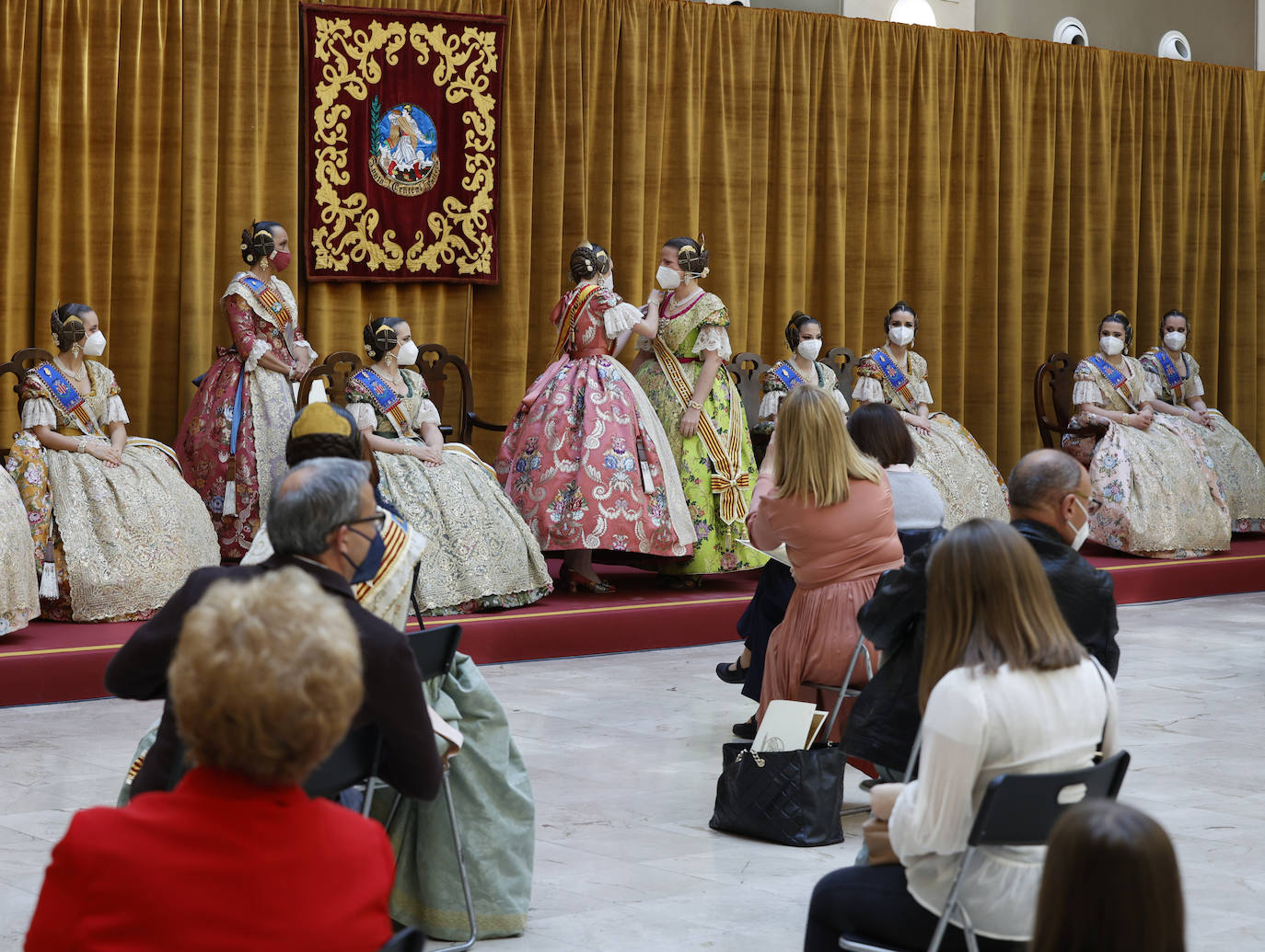 Las fallas han vuelto a entregar los distintivos de 'Bunyol d'or amb fulles de llorer i brillants' y el intercambio de fotografías entre falleras mayores. Fue en un acto que se repetirá este domingo en el Palacio de la Exposición. 