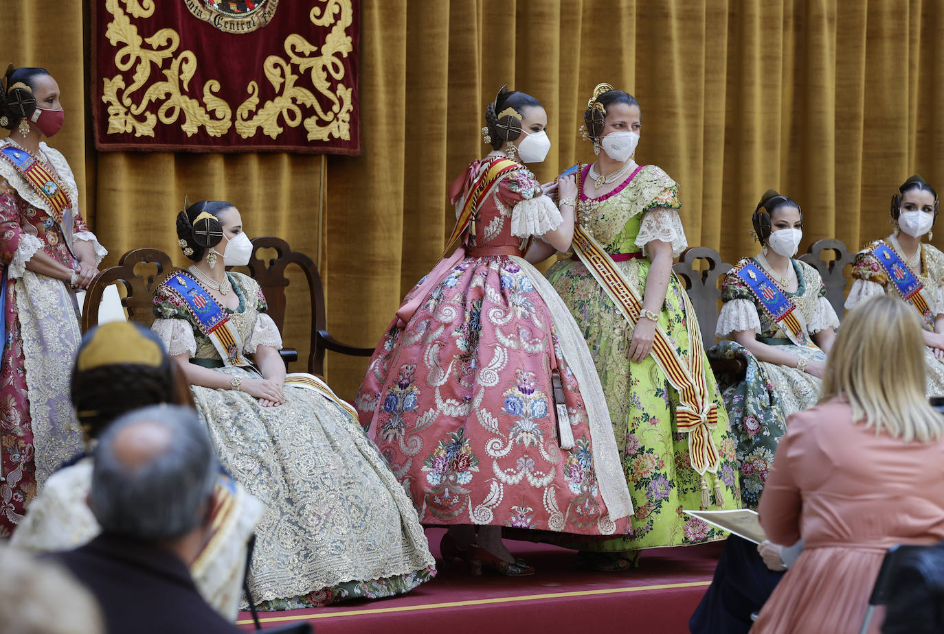 Las fallas han vuelto a entregar los distintivos de 'Bunyol d'or amb fulles de llorer i brillants' y el intercambio de fotografías entre falleras mayores. Fue en un acto que se repetirá este domingo en el Palacio de la Exposición. 