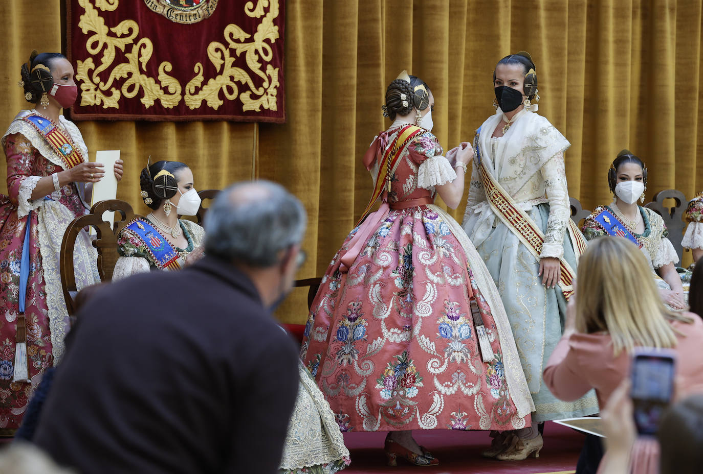 Las fallas han vuelto a entregar los distintivos de 'Bunyol d'or amb fulles de llorer i brillants' y el intercambio de fotografías entre falleras mayores. Fue en un acto que se repetirá este domingo en el Palacio de la Exposición. 