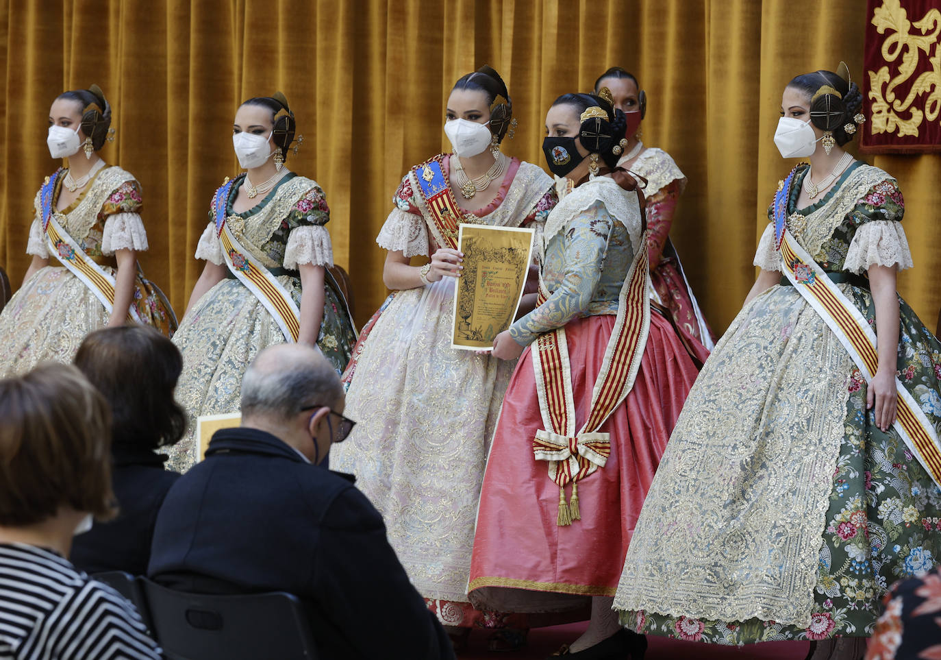 Las fallas han vuelto a entregar los distintivos de 'Bunyol d'or amb fulles de llorer i brillants' y el intercambio de fotografías entre falleras mayores. Fue en un acto que se repetirá este domingo en el Palacio de la Exposición. 