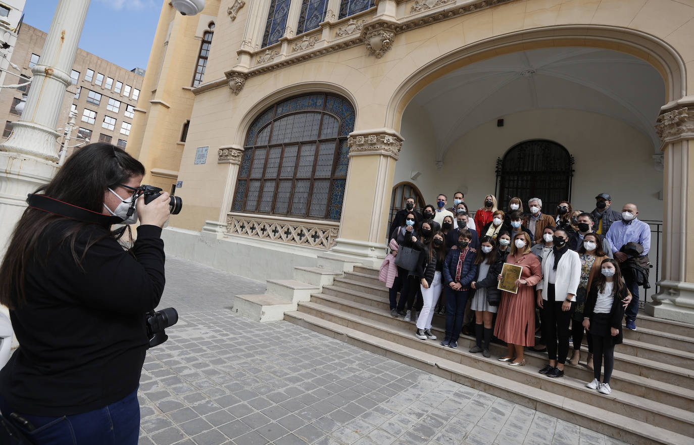 Las fallas han vuelto a entregar los distintivos de 'Bunyol d'or amb fulles de llorer i brillants' y el intercambio de fotografías entre falleras mayores. Fue en un acto que se repetirá este domingo en el Palacio de la Exposición. 