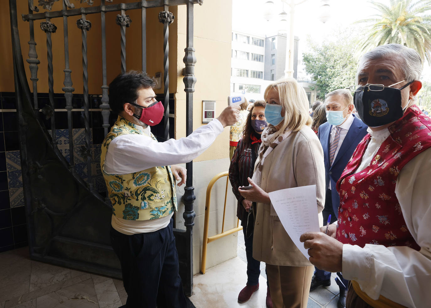 Las fallas han vuelto a entregar los distintivos de 'Bunyol d'or amb fulles de llorer i brillants' y el intercambio de fotografías entre falleras mayores. Fue en un acto que se repetirá este domingo en el Palacio de la Exposición. 