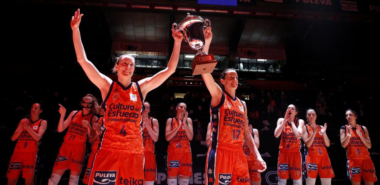 p La Eurocup, al cielo. Anna Gómez y María Pina levantan el trofeo de la Eurocup Women antes del izado de la bandera del título al cielo de la Fonteta. m. a. polo 