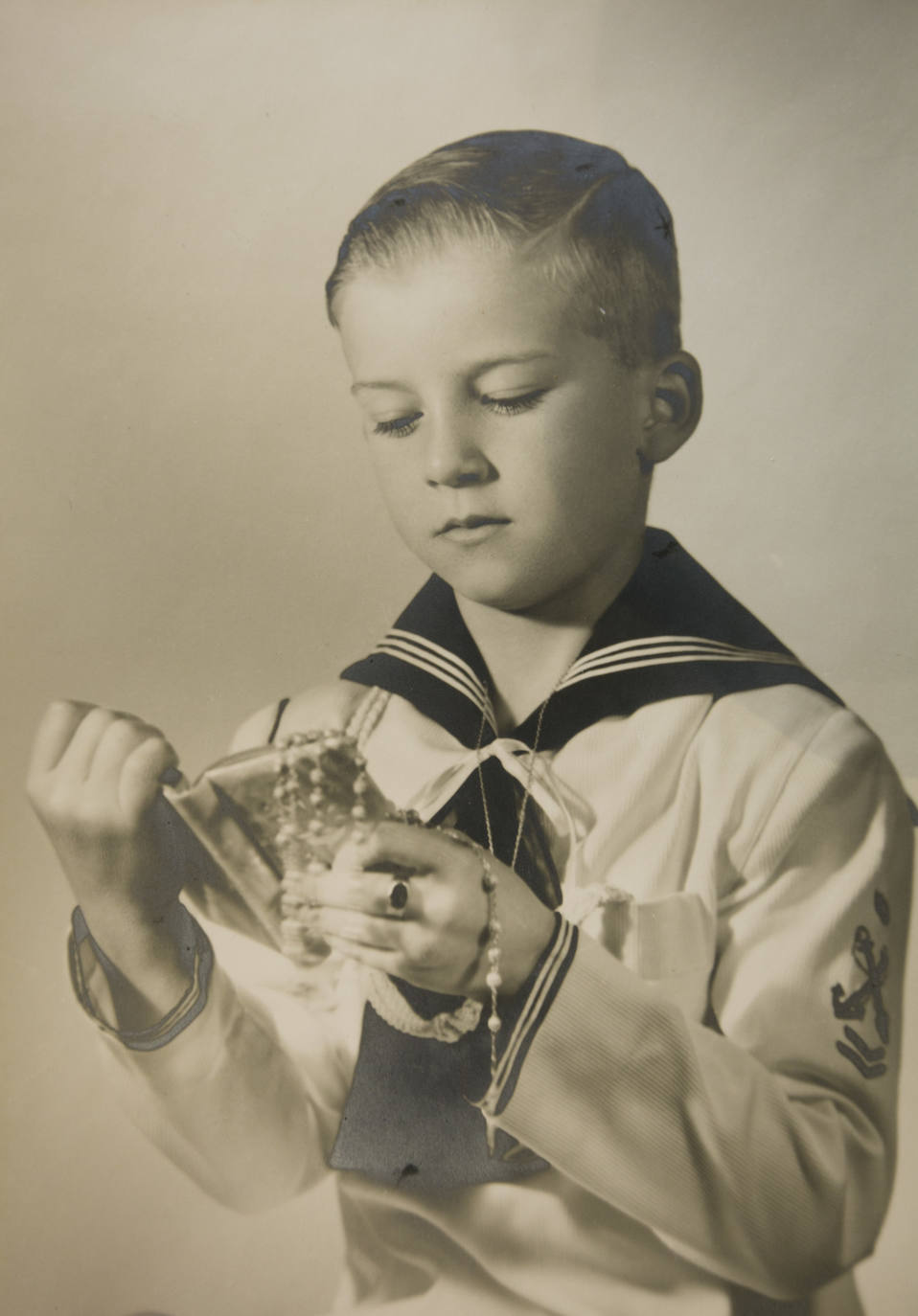 Era un niño angelical, como se ve en esta foto de la Primera Comunión, con su traje de marinero, el rosario y el libro de rezos.