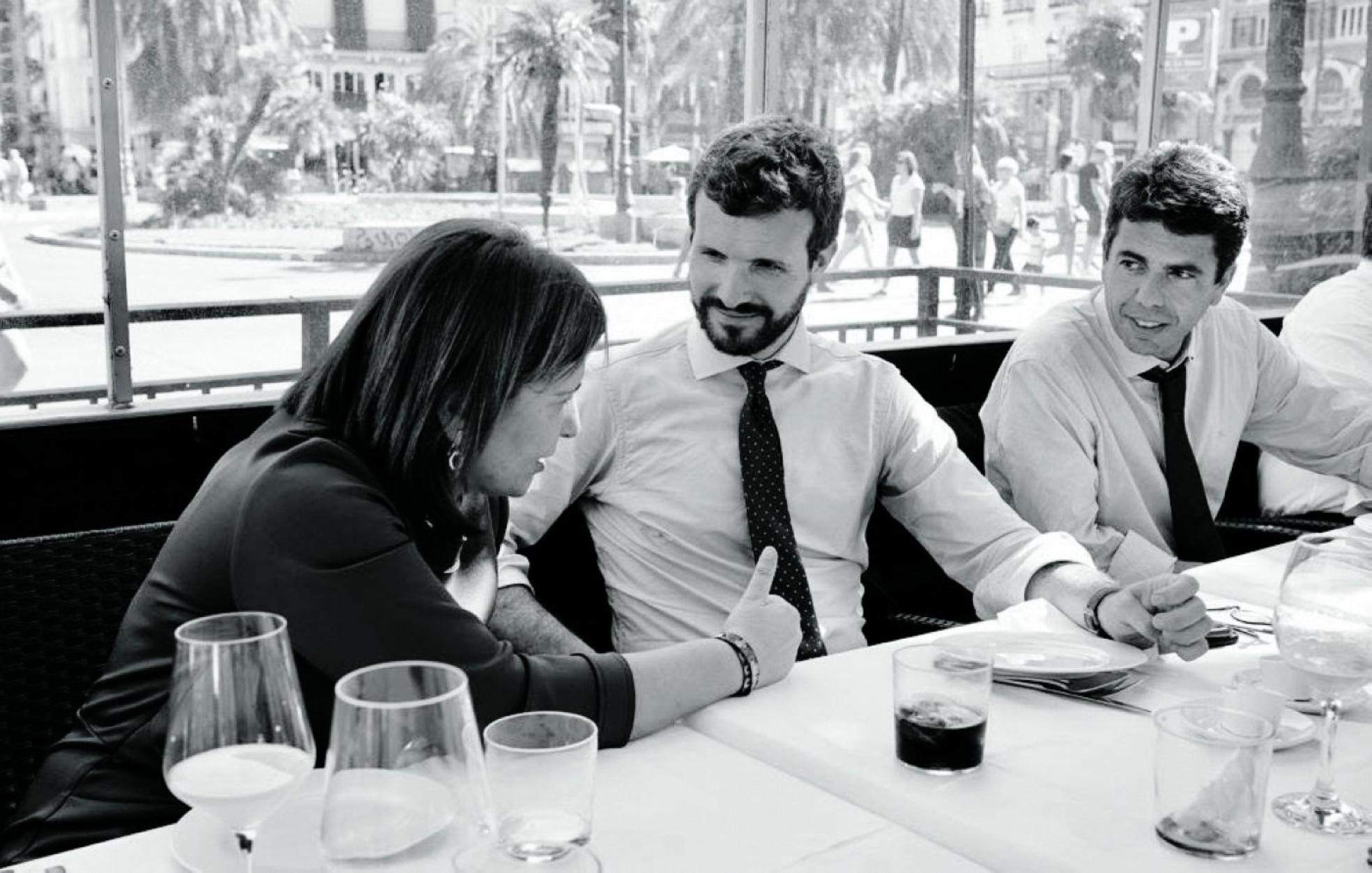 t El papel de Génova. Pablo Casado, entre Isabel Bonig y Carlos Mazón, en una imagen del 9 d'Octubre de 2019. LP