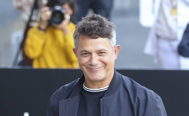 Alejandro Sanz lleva un estilismo desenfadado con canas. 