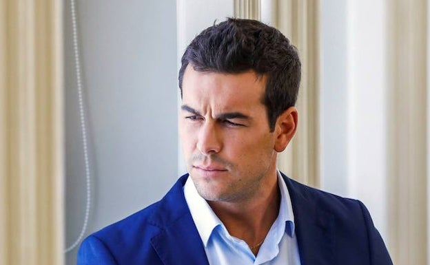 Mario Casas lleva un corte 'out of bed'. 