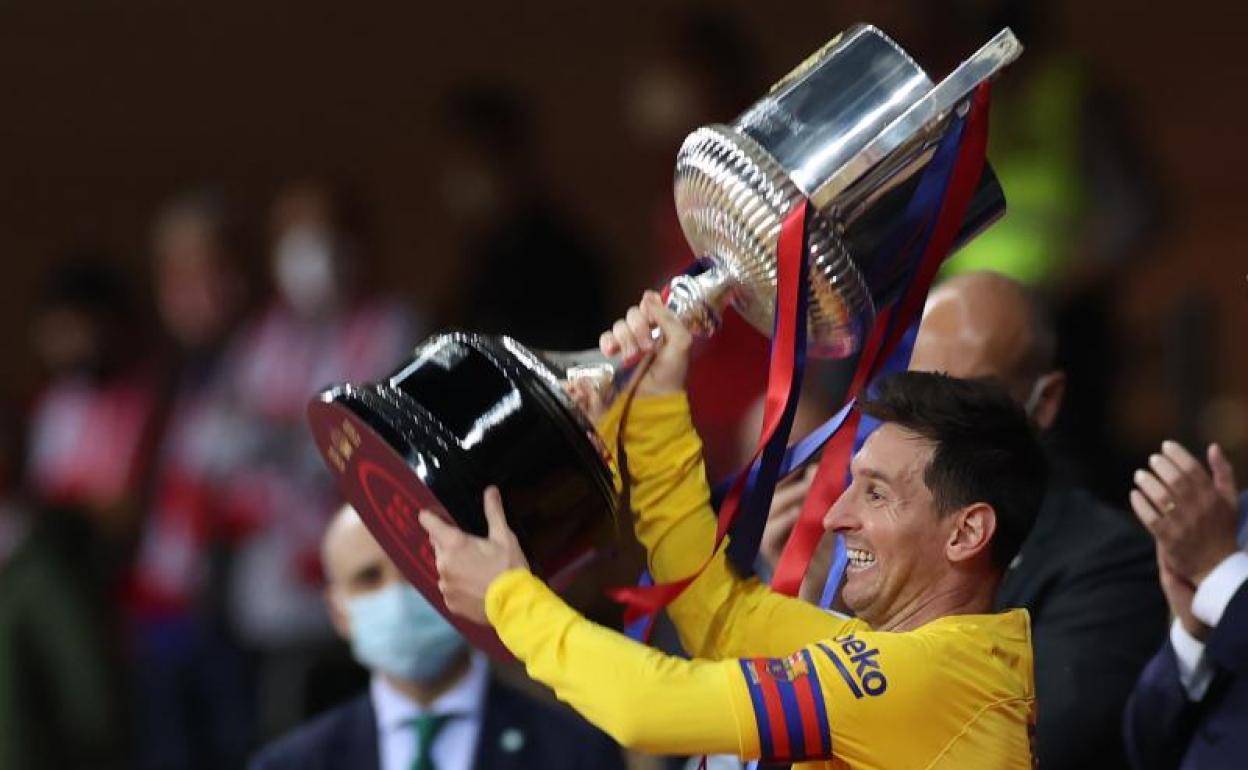 Leo Messi levanta el trofeo que acredita al Barça como campeón de la Copa del Rey 2021. 