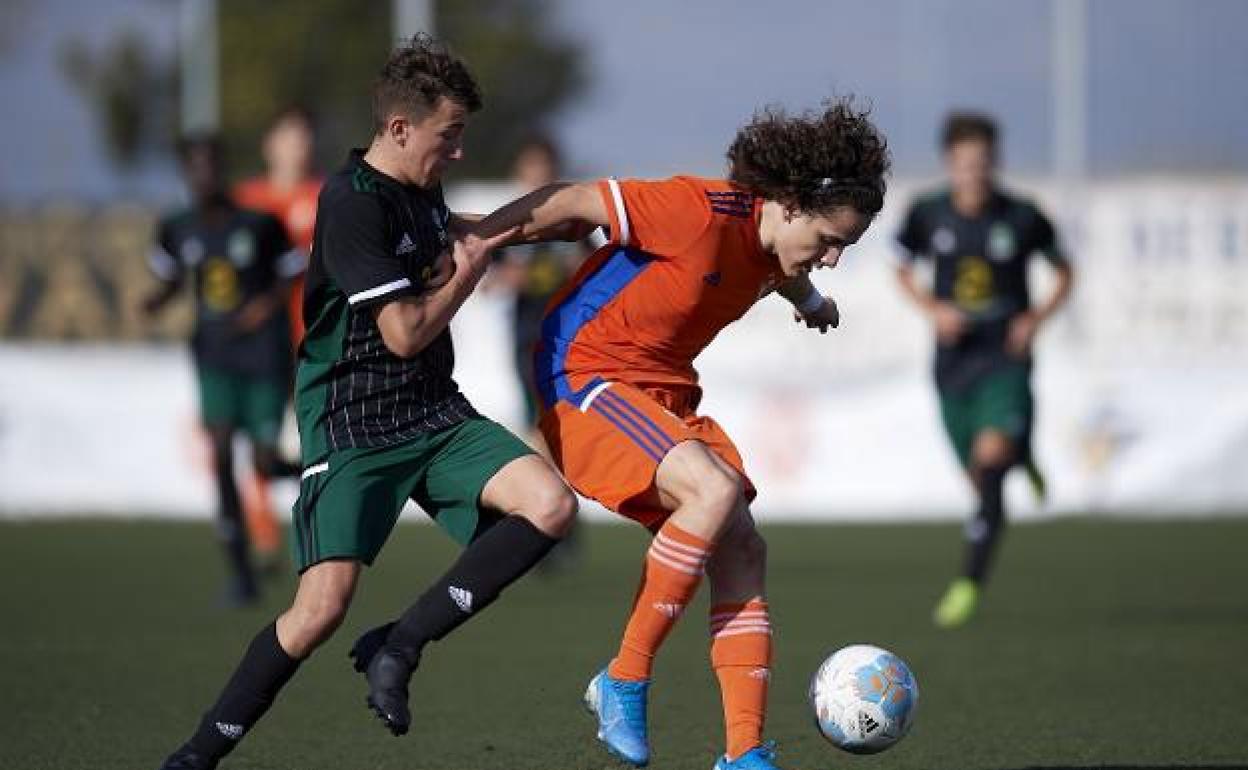 Fabio Blanco, con la selección autonómica, protege el esférico ante la presión de un rival. 