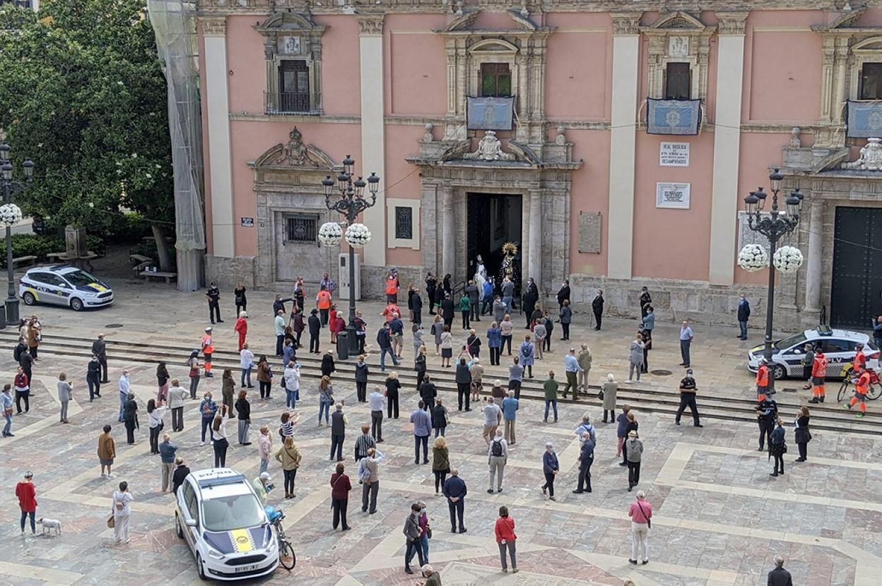 Fieles congregados el pasado 10 de mayo en la plaza de la Virgen con la Mare de Déu en una de las puertas. avan/gil maría campos