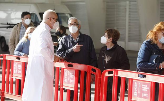 Despistados y madrugadores en el arranque de la vacunación masiva en la Comunitat Valenciana