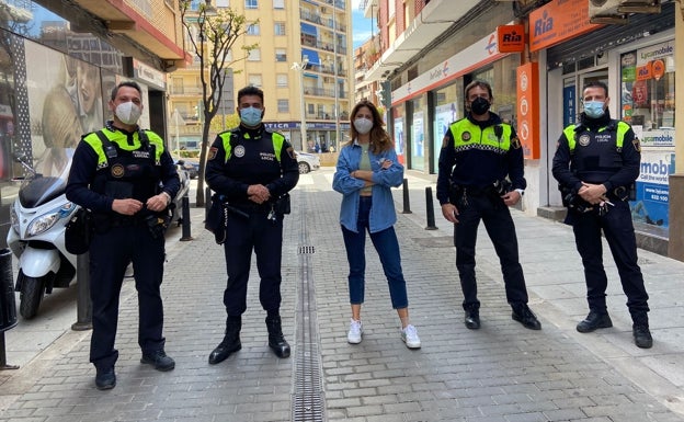 Los cuatro policías locales con la periodista Nerea Camps del programa 'Bona vesprada'. 