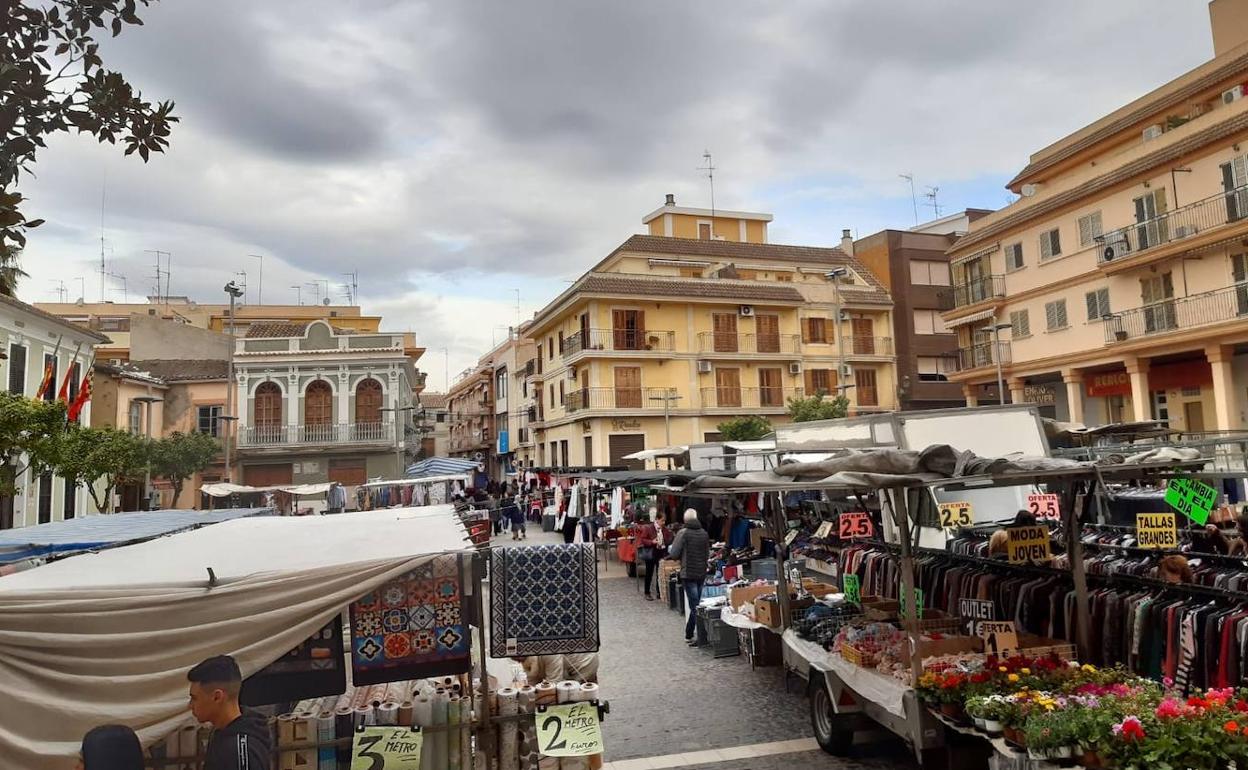 Paterna acuerda con los vendedores del mercado ambulante ampliar el número de puestos